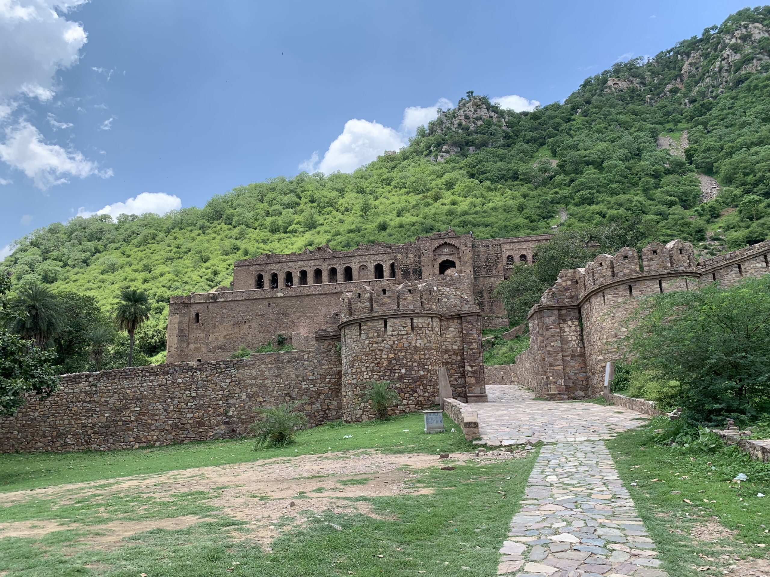 What is a legend of Bhangarh Fort?